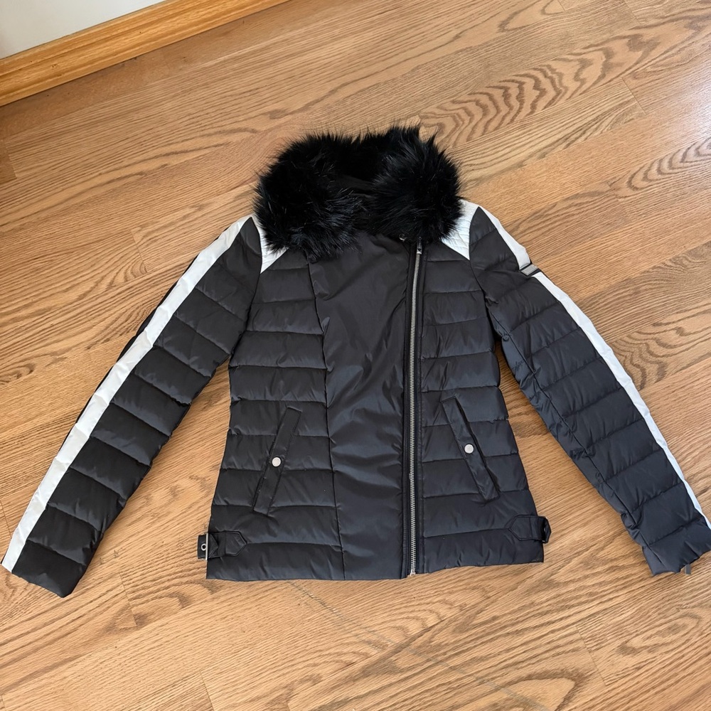BCBG Maxazria Short Puffer dawn/feather Removable Faux Fur Collar Blk/Wht, Small